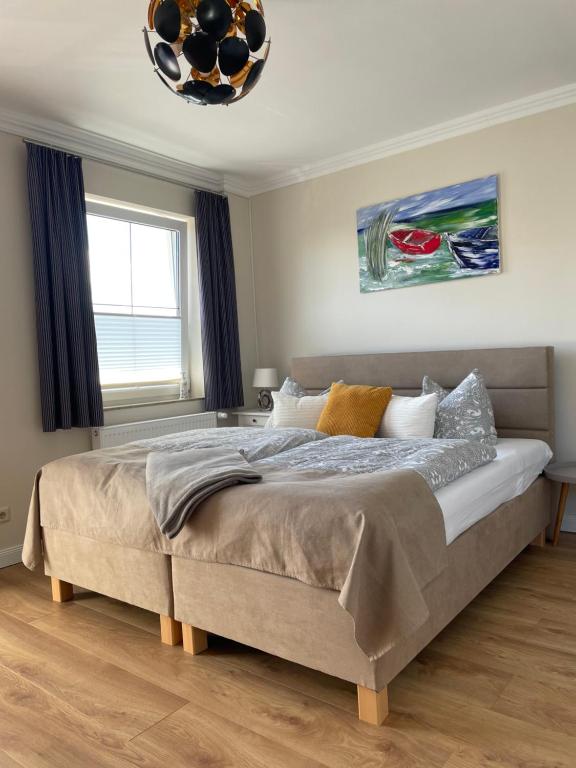Schlafbereich des Studios mit Doppelbett und blauen Vorhängen