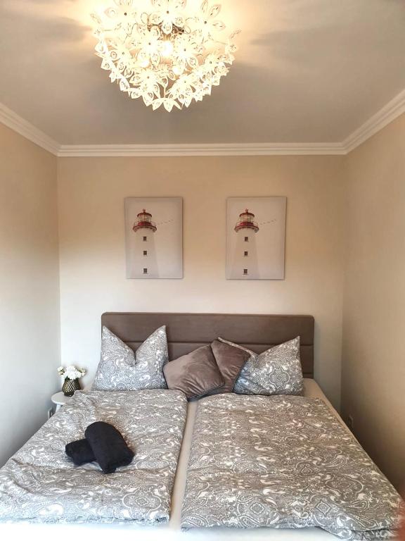 Schlafzimmer mit Doppelbett und Leuchtturm-Bildern
