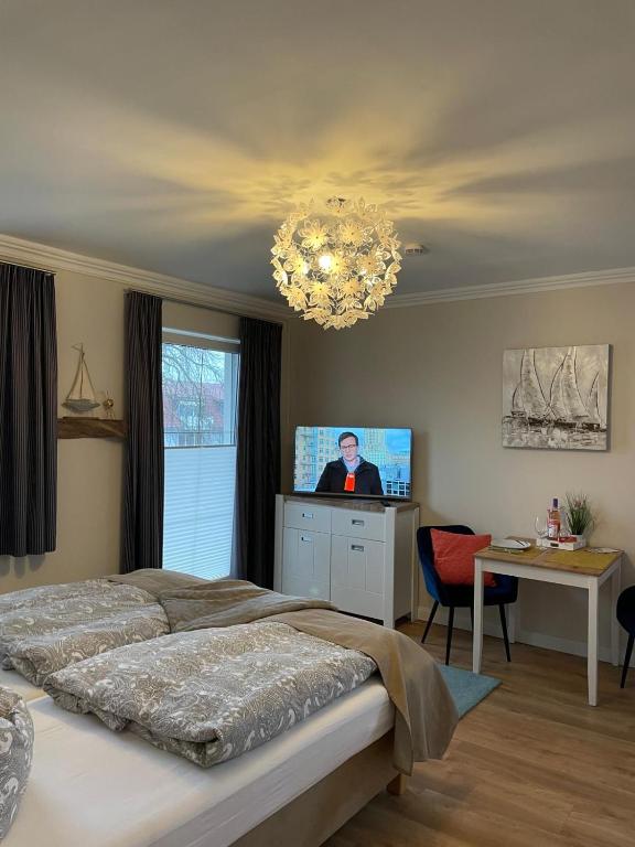 Doppelbett mit Blütenleuchte und Schreibtisch