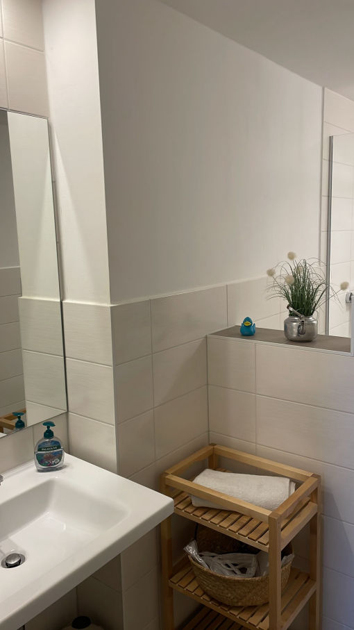 Bad mit Waschbecken und Dusche