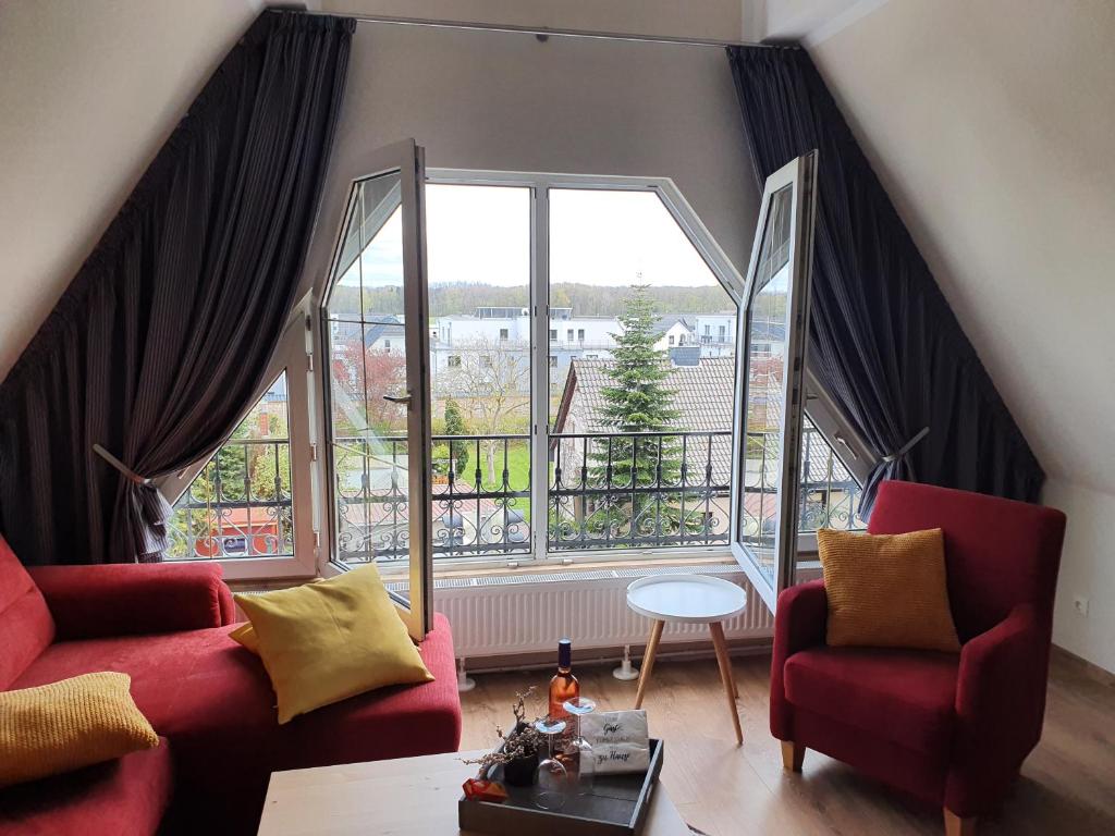 Sitzecke vor dem Balkonfenster unter der Dachschräge