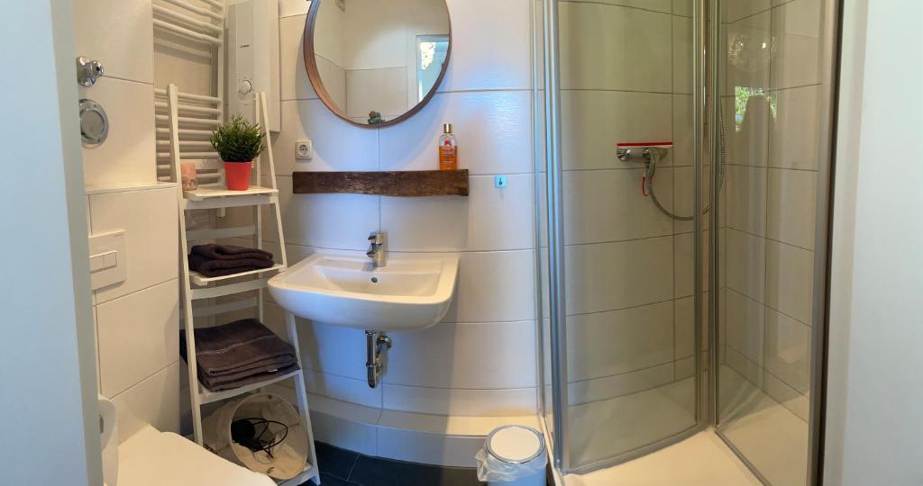 Bad mit Dusche, Waschbecken und Handtuchhalter